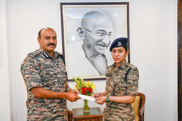   DG Honored to SI GD Anjali who rushed to aid a heart attack victim on the Blue Line Metro